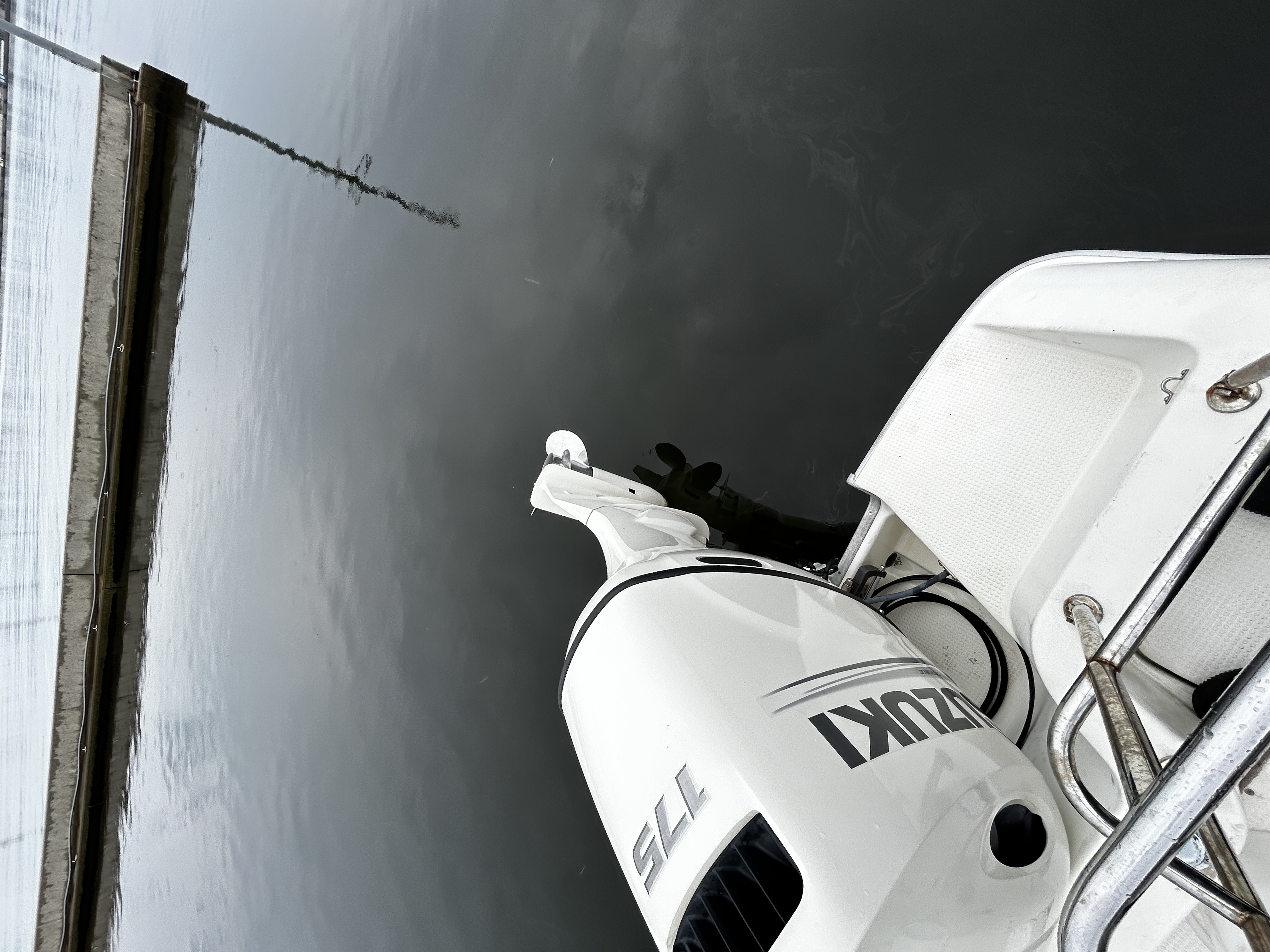 エンジン（スズキ175馬力船外機）